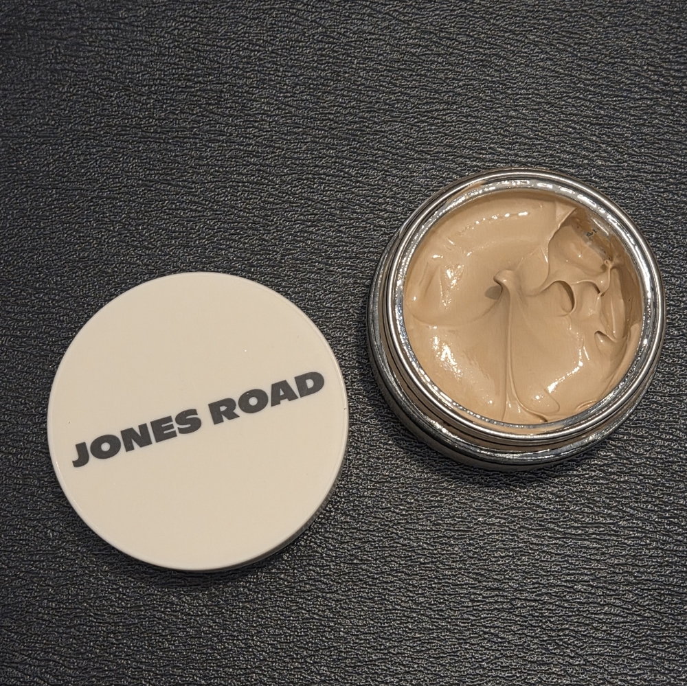 Jones Road What the Foundation in Beige (Light/Medium)